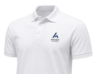 Polo publicitario personalizado mediante bordado corporativo.